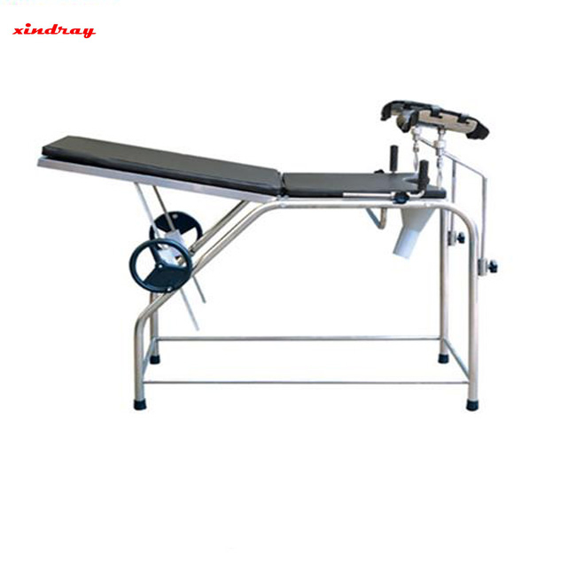 Cama de examen ginecológico de acero inoxidable del hospital.
